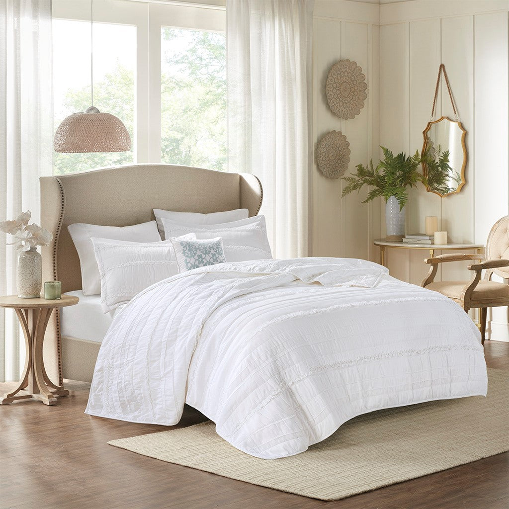 Madison Park Celeste 4 Piece Reversible Ruffle Quilt Set with Throw Pillow - White - King Size / Cal King Size