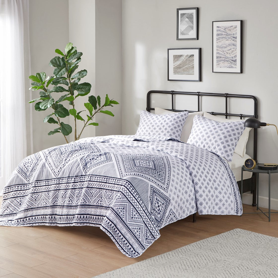 Intelligent Design Camila Reversible Quilt Set - Black / White - Full Size / Queen Size