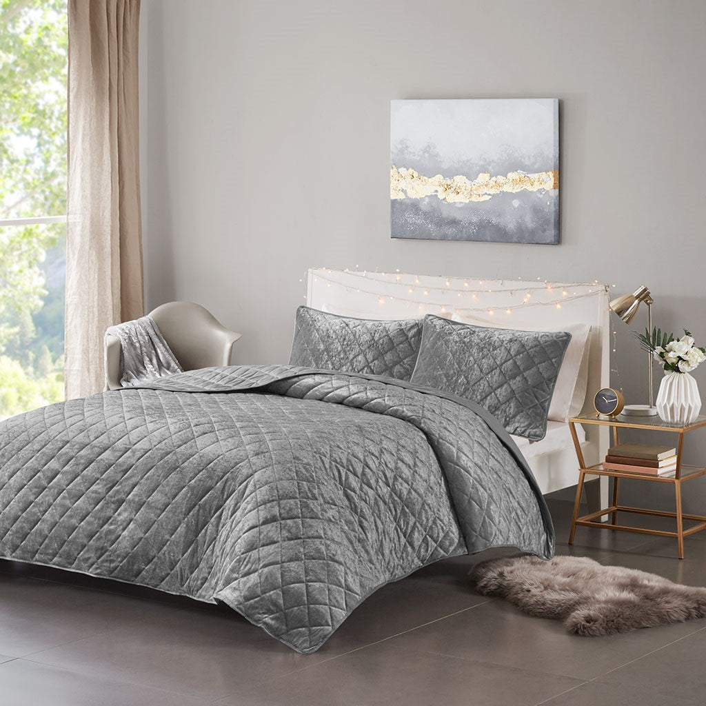 Intelligent Design Felicia Velvet Quilt Set - Grey - Twin Size / Twin XL Size