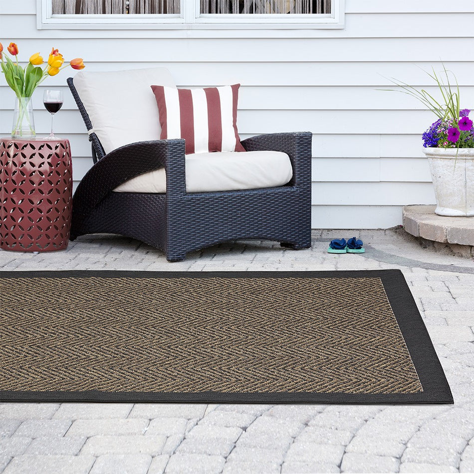 Madison Park Dover Textured Chevron Indoor/Outdoor Rug - Natural / Black - 5x7'