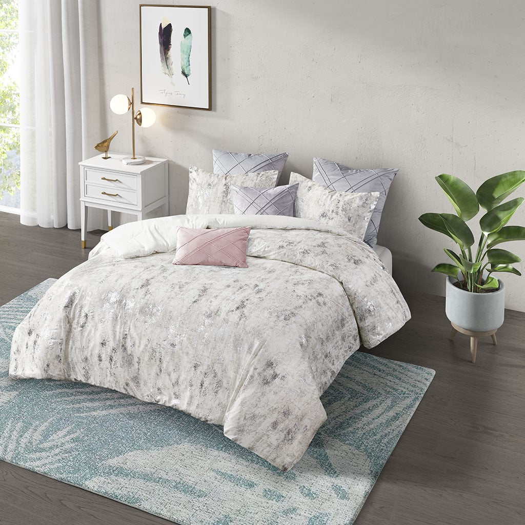 CosmoLiving Pearl Metallic Printed Velvet Duvet Cover Set - Ivory - King Size / Cal King Size