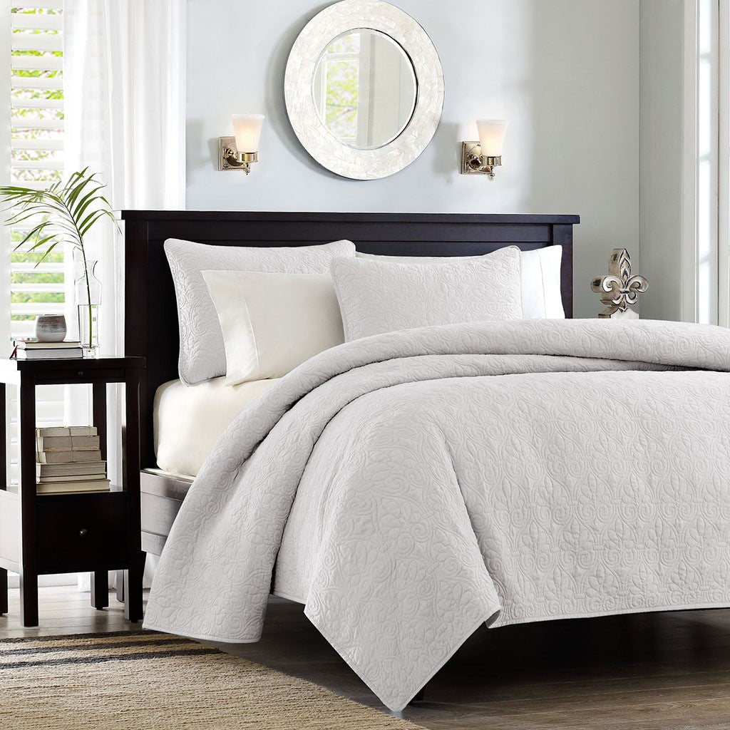 Madison Park Quebec Reversible Quilt Set - White - Full Size / Queen Size