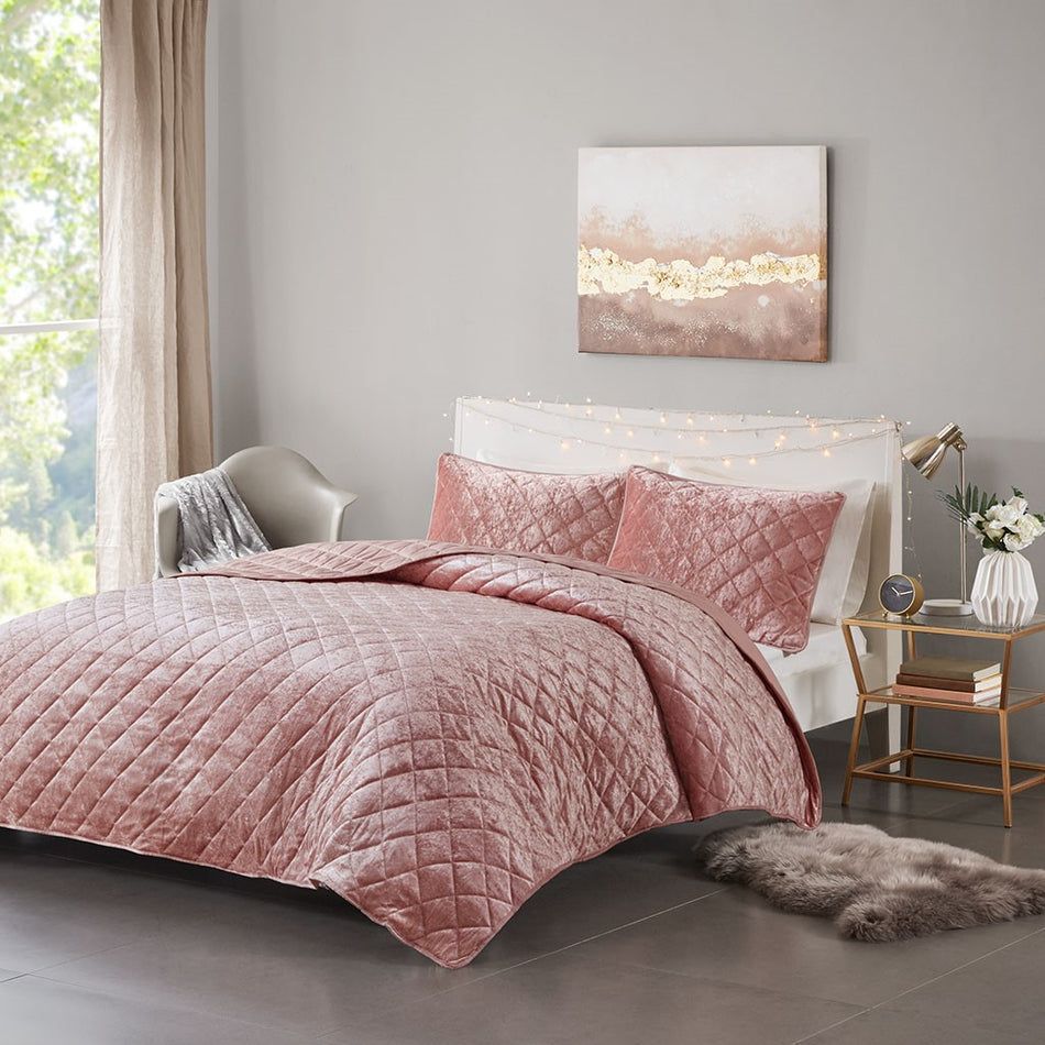 Intelligent Design Felicia Velvet Quilt Set - Blush - Full Size / Queen Size